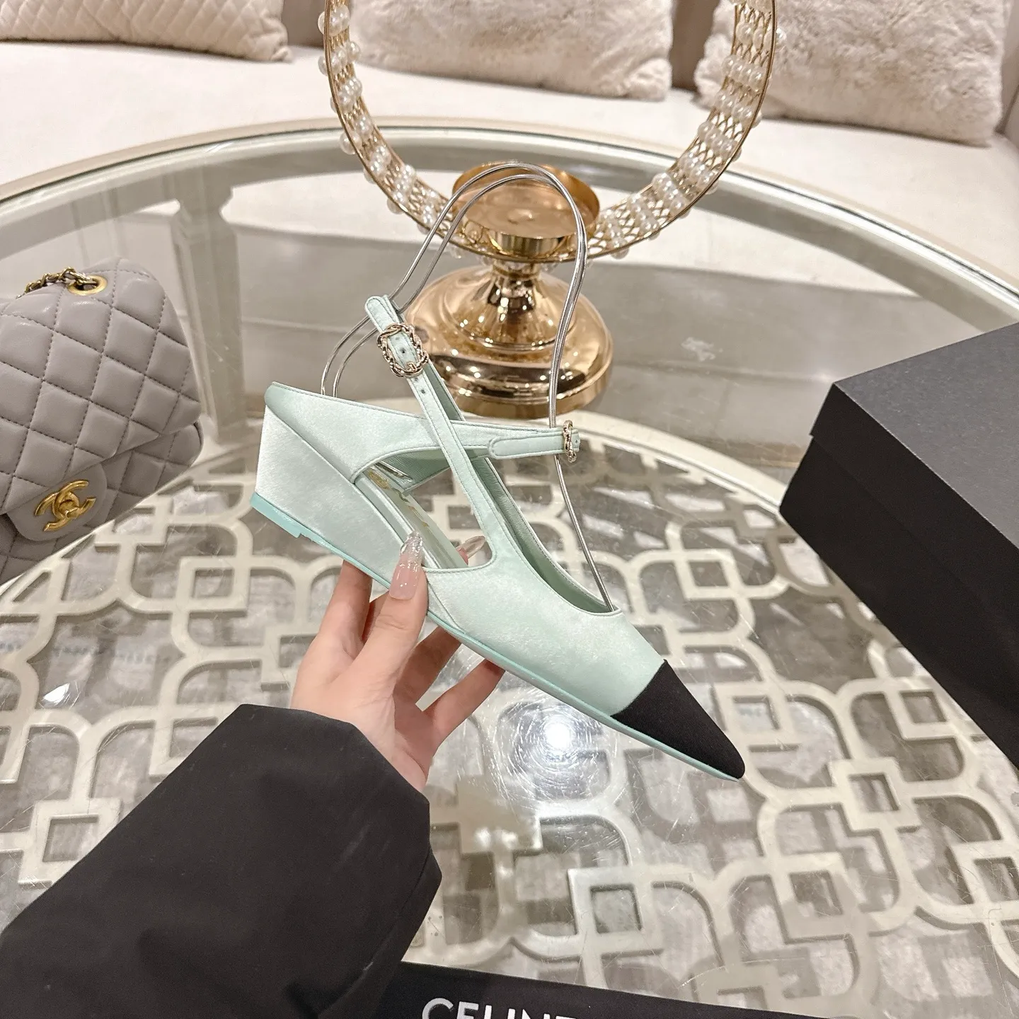 👟👟Ex-factory price 540👟👟 Chanel Xiaoxiang 25ss early spring new product silk satin sandals series French style, so beautiful that it is so beautiful! This is what an elegant and romantic fairy should be like! The minimalist color scheme and silk satin are deeply rooted in people's hearts. It goes well with skirts or casual wear! Fabric: Made of original customized silk Lining: Sheepskin Outsole: Genuine leather outsole imported from Italy Heel height: 4.5cm Size: 35-39 (40.41.42 customization is non-refundable)